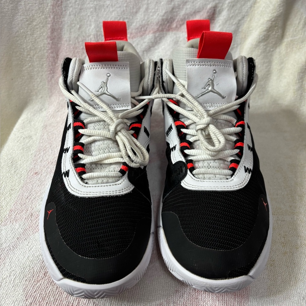 Jordan Jumpman 2020
White Black Red Orbit Men’s Sz 9.5